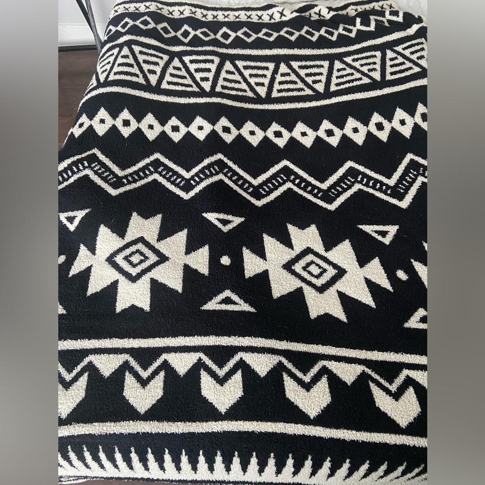 Black & Cream Aztec Pattern Throw Blanket - the Styled Collection